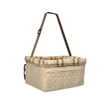 Eine beige Haustiertrage mit einem gesteppten Design und einem karierten Kissen, mit einem braunen verstellbaren Tragegurt für einfachen Transport.