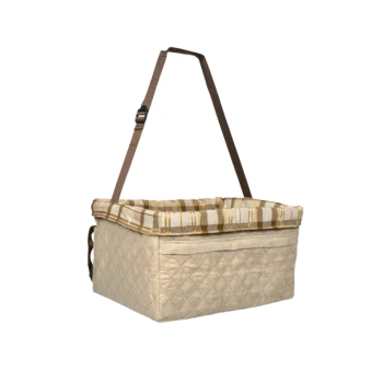 Eine beige Haustiertrage mit einem gesteppten Design und einem karierten Kissen, mit einem braunen verstellbaren Tragegurt für einfachen Transport.