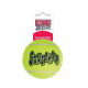 Neonfarbener, tennisähnlicher KONG SqueakAir-Hundeball mit Aufschrift 'SQUEAKAIR' und Anhänger mit der Aufschrift 'KONG SqueakAir' und 'Dogs Need to Play.'