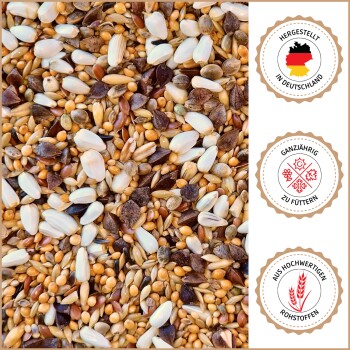 Nymphensittich frisst Mischsaat mit deutscher Fütterungsempfehlung darunter auf weißem Hintergrund.