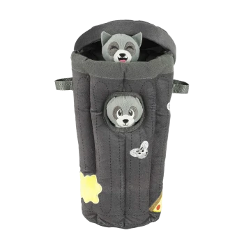 Ein plüschiger Spielzeugaufbewahrungskorb in Form eines grauen Waschbären, mit zwei Waschbär-Plüschspielzeugen, die herauslugen, und bunten Designs.