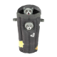 Ein plüschiger Spielzeugaufbewahrungskorb in Form eines grauen Waschbären, mit zwei Waschbär-Plüschspielzeugen, die herauslugen, und bunten Designs.