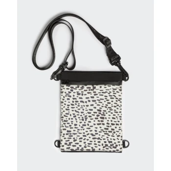 Eine stilvolle Haustieraccessoire-Tasche mit einem schwarz-weißen gesprenkelten Muster, mit einem abnehmbaren Riemen und einem Reißverschlussfach.