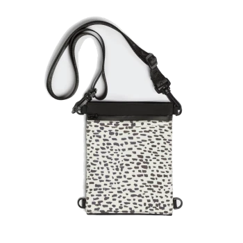 Eine stilvolle Haustieraccessoire-Tasche mit einem schwarz-weißen gesprenkelten Muster, mit einem abnehmbaren Riemen und einem Reißverschlussfach.