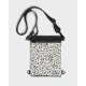 Eine stilvolle Haustieraccessoire-Tasche mit einem schwarz-weißen gesprenkelten Muster, mit einem abnehmbaren Riemen und einem Reißverschlussfach.