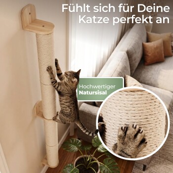 Getigerte Katze auf einem vertikalen, wandmontierten Sisal-Kratzpfahl im Wohnzimmer; eingeblendete Nahaufnahme der Pfote. Beschriftung: 'Hochwertiger Natursisal'