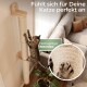 Getigerte Katze auf einem vertikalen, wandmontierten Sisal-Kratzpfahl im Wohnzimmer; eingeblendete Nahaufnahme der Pfote. Beschriftung: 'Hochwertiger Natursisal'