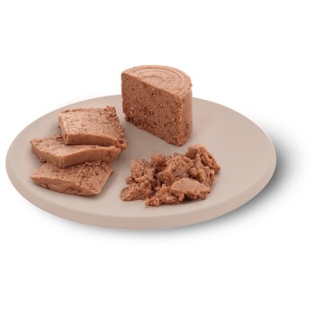 Dosenfutter für Katzen mit der Aufschrift "Hering, Krabben & Huhn" und einer Tabelle mit Fütterungsempfehlungen basierend auf dem Gewicht der Katze.