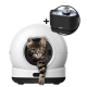 Getigertes Kätzchen lugt aus weißer kugelförmiger automatischer Katzentoilette; Einblendung: schwarzer ZEDAR-Trinkbrunnen mit fließendem Wasser.