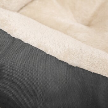 Nahaufnahme eines gemütlichen Haustierbettes mit einem weichen, cremefarbenen Fleece-Innenraum und einem strapazierfähigen grauen Stoffaußenbereich.