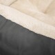 Nahaufnahme eines gemütlichen Haustierbettes mit einem weichen, cremefarbenen Fleece-Innenraum und einem strapazierfähigen grauen Stoffaußenbereich.