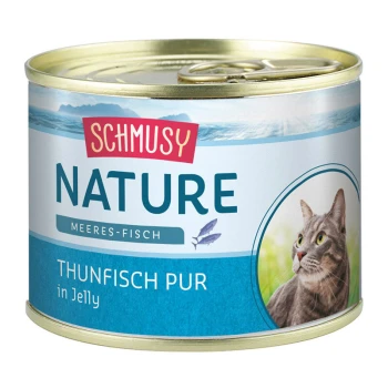 Eine Dose Schmusy Nature Katzenfutter mit der Aufschrift 'Thunfisch Pur in Jelly', die eine graue Katze auf der Vorderseite und einen blauen Ozeanhintergrund zeigt.