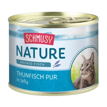 Eine Dose Schmusy Nature Katzenfutter mit der Aufschrift 'Thunfisch Pur in Jelly', die eine graue Katze auf der Vorderseite und einen blauen Ozeanhintergrund zeigt.