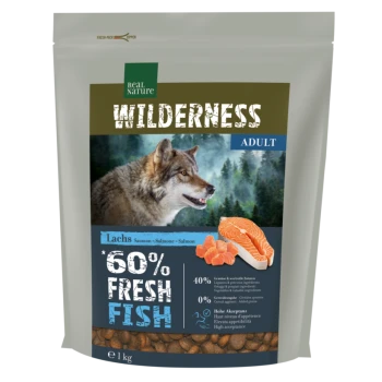 Hundefutterbeutel mit einem Wolf und Lachs, beschriftet mit "Wilderness Adult", mit 60% frischem Fisch und 40% anderen Zutaten.