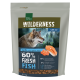 Hundefutterbeutel mit einem Wolf und Lachs, beschriftet mit "Wilderness Adult", mit 60% frischem Fisch und 40% anderen Zutaten.