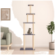 Ein moderner Katzenbaum mit vier Ebenen, mit einer getigerten Katze, die auf der zweiten Ebene sitzt, in einem gemütlichen Wohnzimmer mit einem grünen Sofa und einer Topfpflanze.