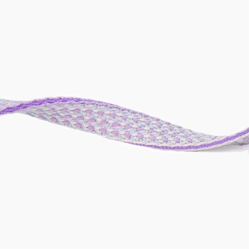 Eine Nahaufnahme einer gewebten Haustierleine in Pastellfarben mit einem lila Rand und einem weichen, strukturierten Design.