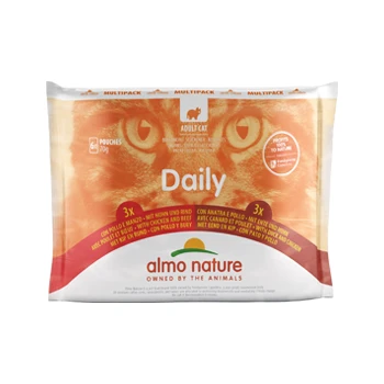 Almo Nature Daily Katzenfutter-Multipack mit drei Beuteln Huhn und Rind, mit einer Nahaufnahme des Gesichts einer Katze im Hintergrund.