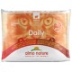 Almo Nature Daily kattenvoer multipack met drie zakjes kip en rundvlees, met een close-up van een kattengezicht op de achtergrond.