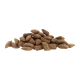 Une pile de morceaux de croquettes pour animaux de compagnie bruns et rectangulaires sur un fond blanc.
