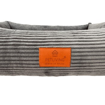 Graues gestreiftes Haustierbett mit plüschigem Design und einem kleinen Lederetikett an der Seite, ideal für Hunde oder Katzen.