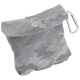 Grau camouflierter Halter für Haustierabfallbeutel mit einem Druckverschluss und einem Metallkarabiner zur einfachen Befestigung.
