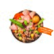 Schale mit Tierfutter mit rohem Huhn, gekochten Fleischstücken, Erbsen, Karotten und Kartoffel; orangefarbener Aufkleber „wie frisch gekocht*“