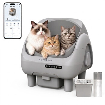 Drei Katzen in einer grauen ASTROPET-Autokatzentoilette mit angezeigter Smartphone-App sowie Abfallbehälter und Folienrolle als Zubehör.