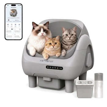 Drei Katzen in einer grauen ASTROPET-Autokatzentoilette mit angezeigter Smartphone-App sowie Abfallbehälter und Folienrolle als Zubehör.