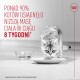 Szary pręgowany kot jedzący z białego talerza obok miski z wodą; czerwony tekst „PONAD 90%...8 TYGODNI” i logo Royal Canin.
