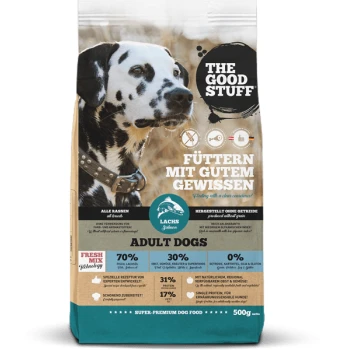 Ein Sack Hundefutter mit der Aufschrift "THE GOOD STUFF" mit einem schwarz-weißen Hund, der 70% Fisch, 30% Gemüse und "ADULT DOGS" enthält.
