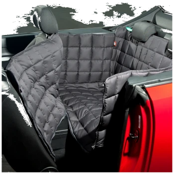 Ein schwarzer, gepolsterter Autositzbezug für Haustiere, der auf dem Rücksitz eines Cabriolets platziert ist und sein schützendes Design für Haustierreisen zeigt.
