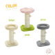 Eine farbenfrohe Anzeige von drei Katzenkratzbäumen in Beige, Pink und Grau, beschriftet mit ihren Farben, vor einem sanften Pastellhintergrund.