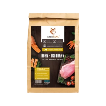 Braune Papiertüte mit Hundefutter, beschriftet mit "WILDFANG Huhn - Truthahn mit Lachs, Süßkartoffel & Karotte," mit Bildern von Huhn, Lachs und Gemüse.
