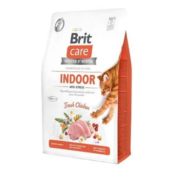 Ein Sack Brit Care Indoor Anti-Stress Katzenfutter mit einer verspielten orangefarbenen Katze, die "Frisches Huhn" und gesundheitliche Vorteile hervorhebt.
