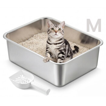Getigerte Katze sitzt in einer rechteckigen Edelstahlsandkiste gefüllt mit Streu, weiße Schaufel davor und sichtbarer Buchstabe M