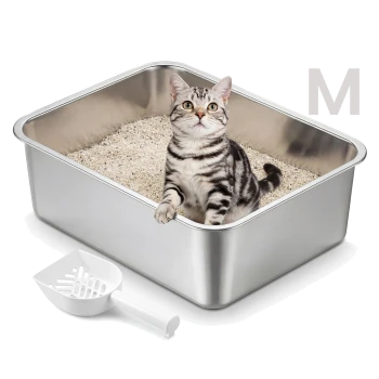 Getigerte Katze sitzt in einer rechteckigen Edelstahlsandkiste gefüllt mit Streu, weiße Schaufel davor und sichtbarer Buchstabe M