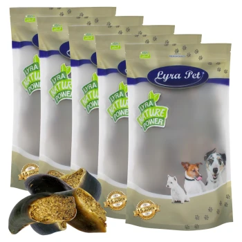 Fünf Lyra Pet Nature Power Hundesnack-Beutel mit goldenem 15-Jahres-Siegel, geschnittene Kausnacks und Hundebildern.