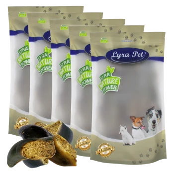 Fünf Lyra Pet Nature Power Hundesnack-Beutel mit goldenem 15-Jahres-Siegel, geschnittene Kausnacks und Hundebildern.