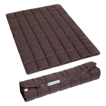 Eine braune Haustiermatte von Doctor Bark, flach und aufgerollt gezeigt, mit einem gesteppten Design und sichtbaren Nähten sowie einem Logo.