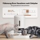 Eine graue Katze benutzt einen modernen automatischen Futterspender mit schwarzem Design und einer rosa Futterschüssel, die deutschen Text über sicheren Zugang enthält.