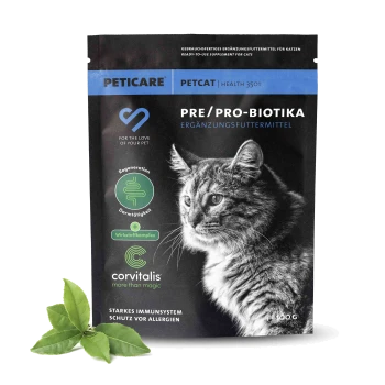 Schwarze Haustierfutterverpackung mit dem Gesicht einer Katze, mit "PETICARE," "PRE/PRO-BIOTIKA," und Vorteilen wie "starkes immunsystem" und "schutz vor allergien."