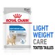 Pochette de nourriture pour chien Royal Canin Light Weight Care, 85g, avec une illustration de chien, mettant en avant les avantages de la gestion du poids.