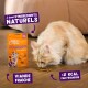 Chat à poils longs crème mangeant des friandises à côté d'un sac orange Edgard Cooper ; texte visible : 'À base d'ingrédients NATURELS', 'VIANDE FRAÎCHE', '<2 KCAL PAR FRIANDISE'