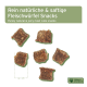 Rein natürliche & saftige Fleischwürfel-Snacks, etwa 1 cm groß, auf einem grünen Hintergrund verstreut.