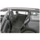 Schwarze Autositzabdeckung für Haustiere, die auf der Rückbank eines Fahrzeugs installiert ist und die Sitze mit einem gesteppten Design schützt.