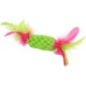Felgroen pluche kattenspeeltje met roze en groene veren aan elk uiteinde, ontworpen voor interactieve speeltijd.