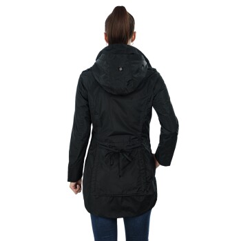 Eine Frau in einer schwarzen Kapuzenjacke, von hinten gesehen, mit einem Kordelzug in der Taille und einer Tasche auf der Rückseite.