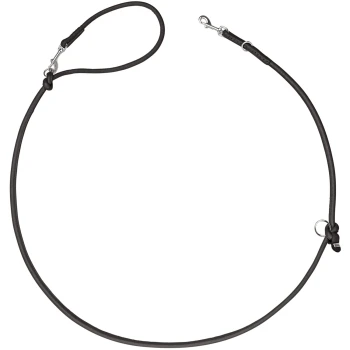 Schwarze Schlupfleine mit Handschlaufe, Verstellknoten, Metallkarabiner und O-Ringen vor weißem Hintergrund.