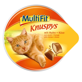 Un chat orange joueur est présenté sur un emballage rond pour les friandises MultiFit Knuspy, étiqueté "mit Huhn + Käse" (avec poulet + fromage).